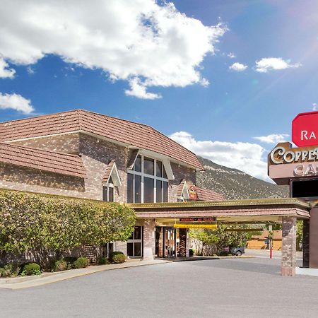 Отель Ramada By Wyndham Эли Экстерьер фото